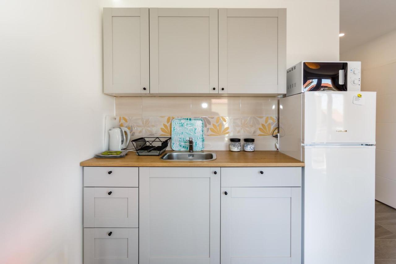 Golden Island Apartments Кърк Екстериор снимка