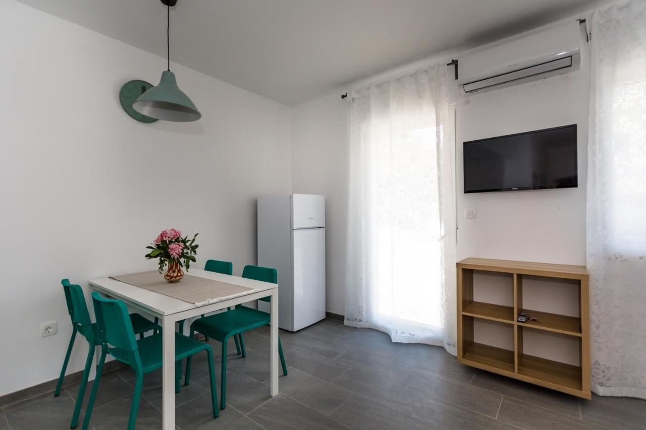 Golden Island Apartments Кърк Екстериор снимка