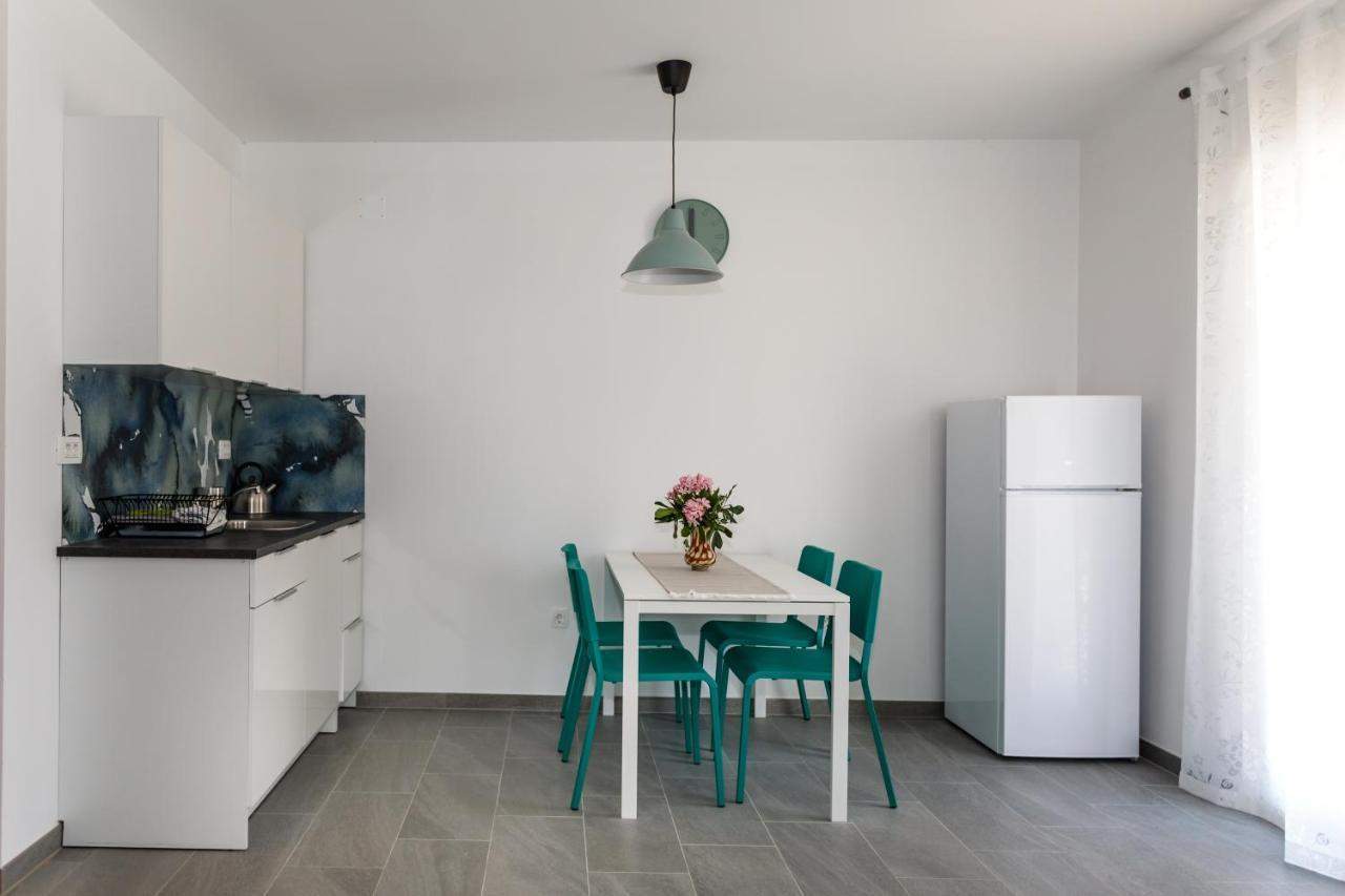 Golden Island Apartments Кърк Екстериор снимка