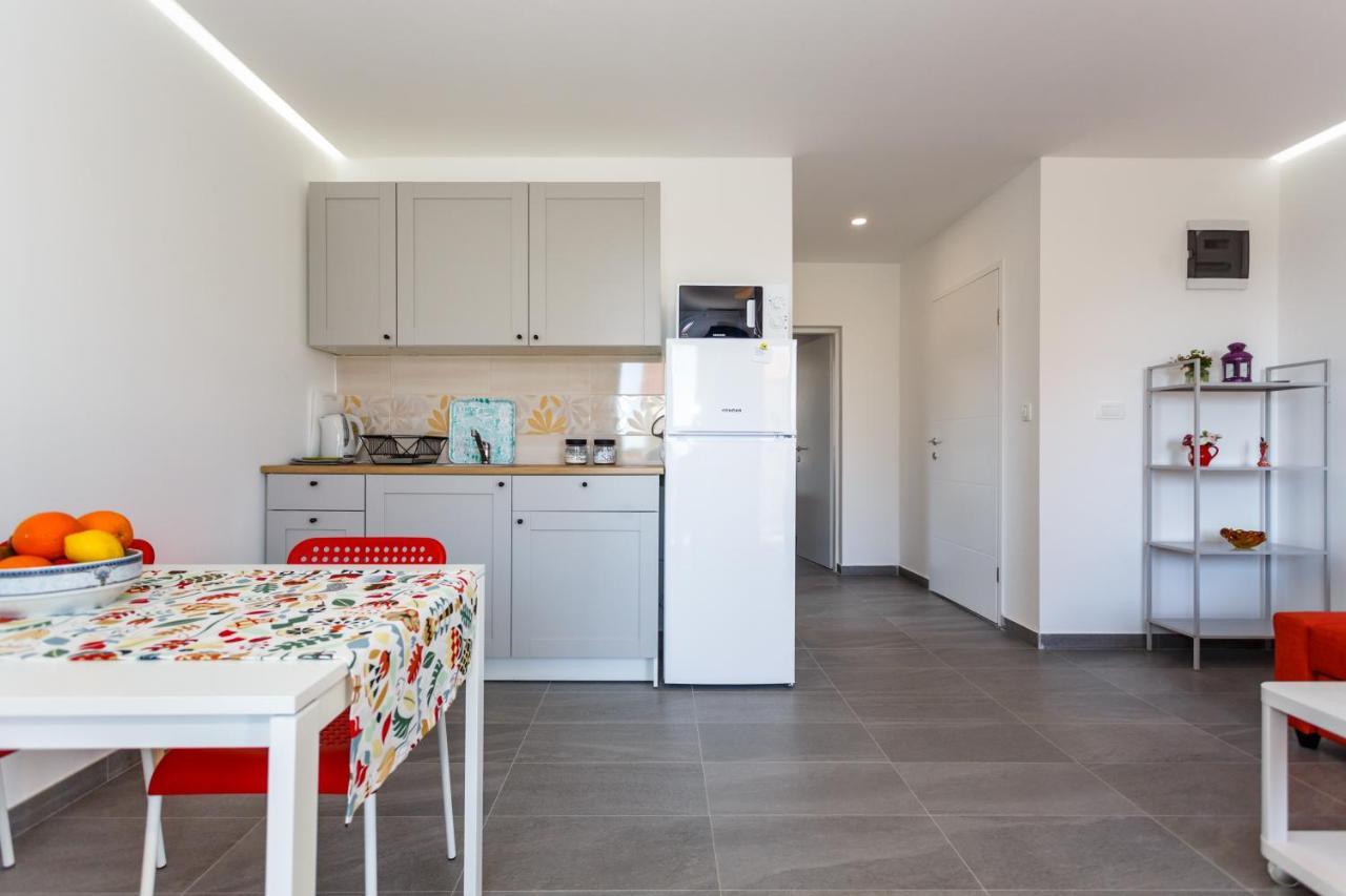 Golden Island Apartments Кърк Екстериор снимка