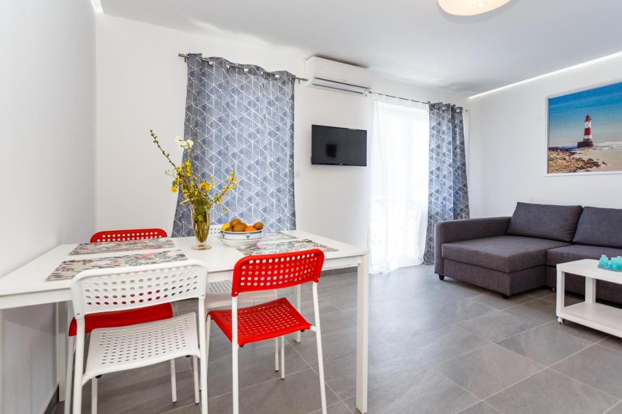 Golden Island Apartments Кърк Екстериор снимка