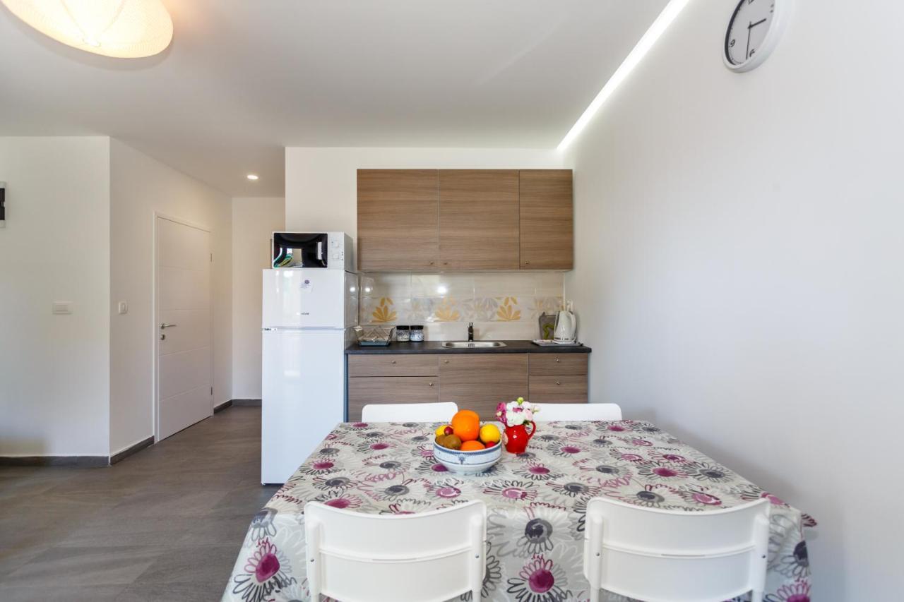 Golden Island Apartments Кърк Екстериор снимка